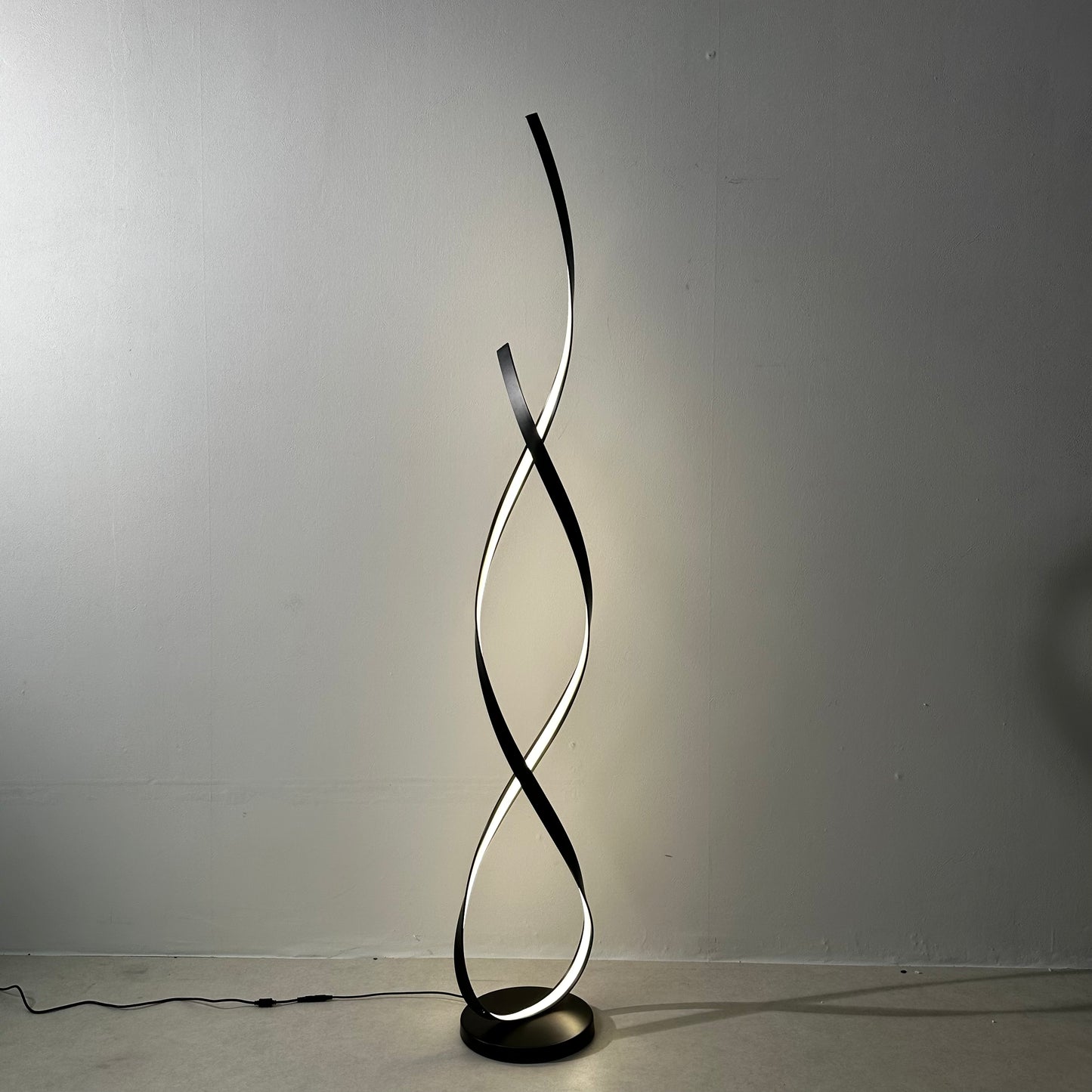 Modern Twist LED Floor Lamp – Artistic Illumination for Contemporary Spaces