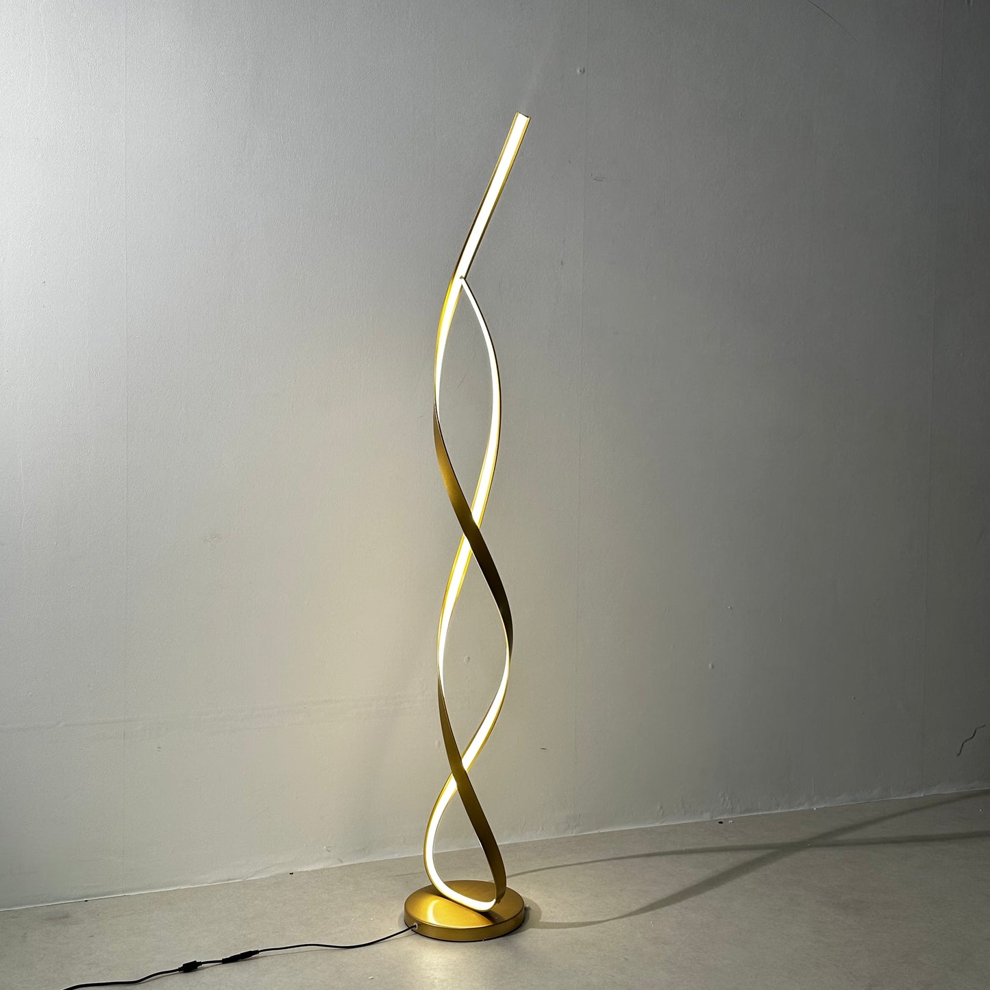 Modern Twist LED Floor Lamp – Artistic Illumination for Contemporary Spaces