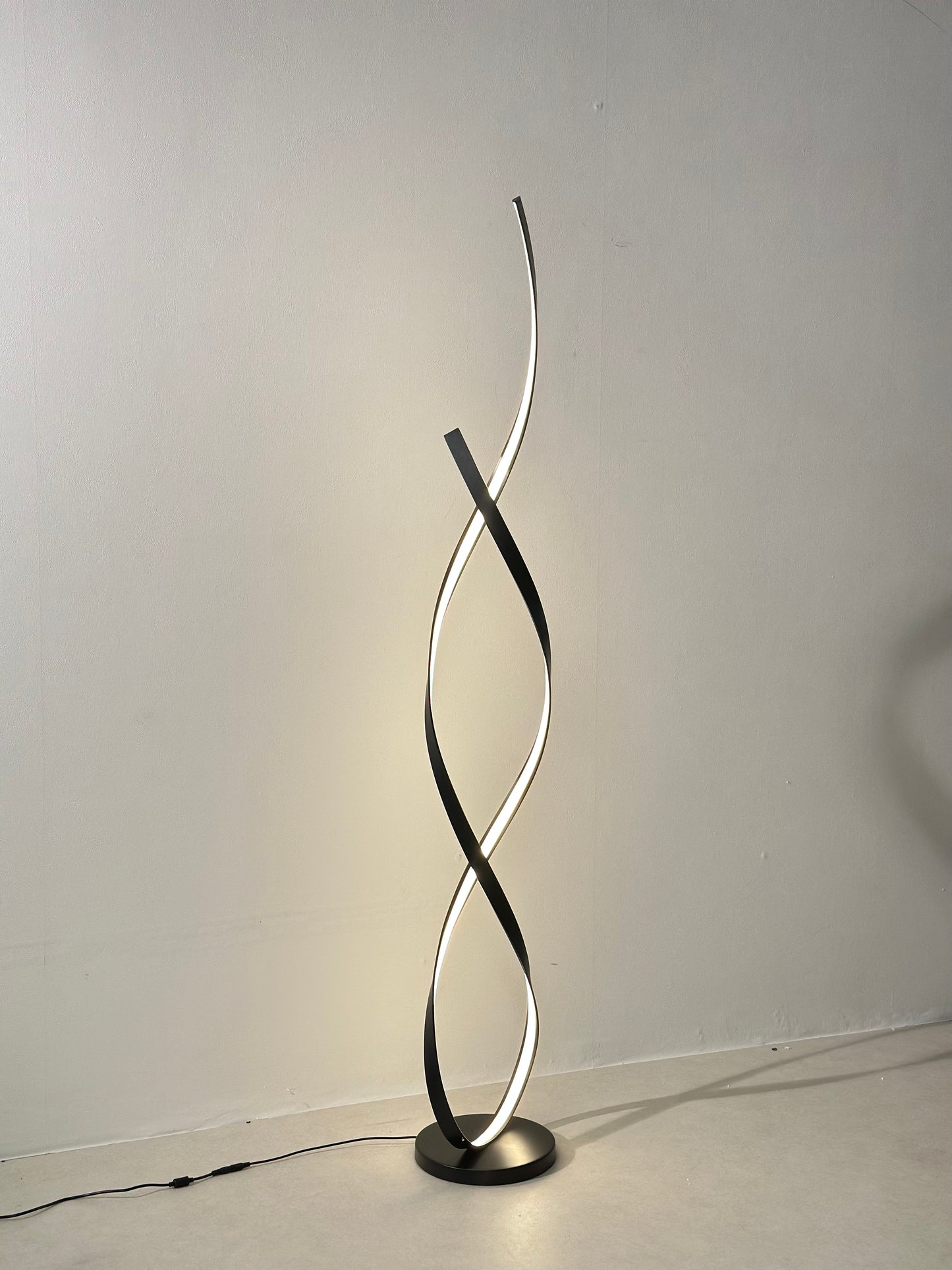 Modern Twist LED Floor Lamp – Artistic Illumination for Contemporary Spaces