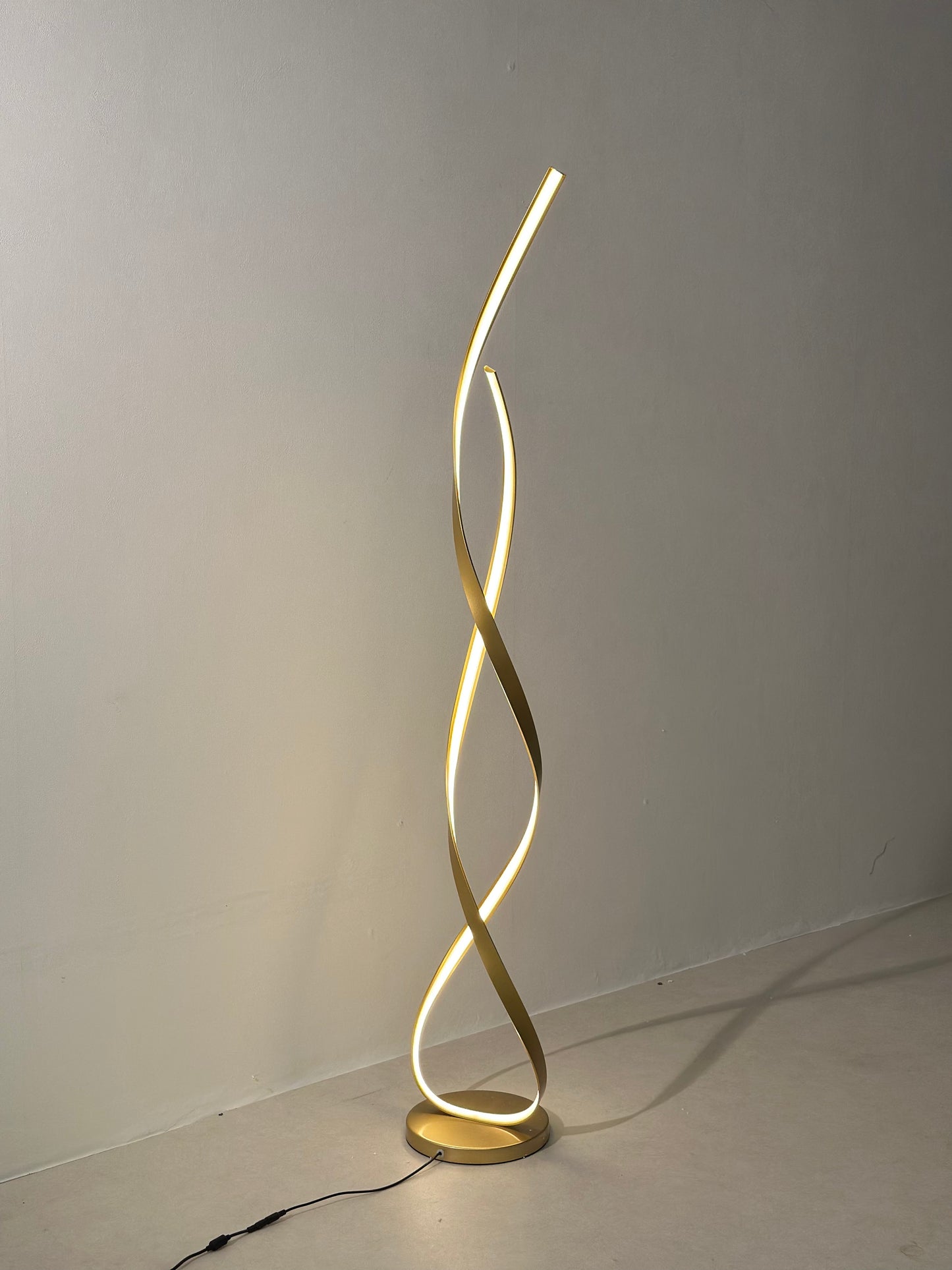 Modern Twist LED Floor Lamp – Artistic Illumination for Contemporary Spaces