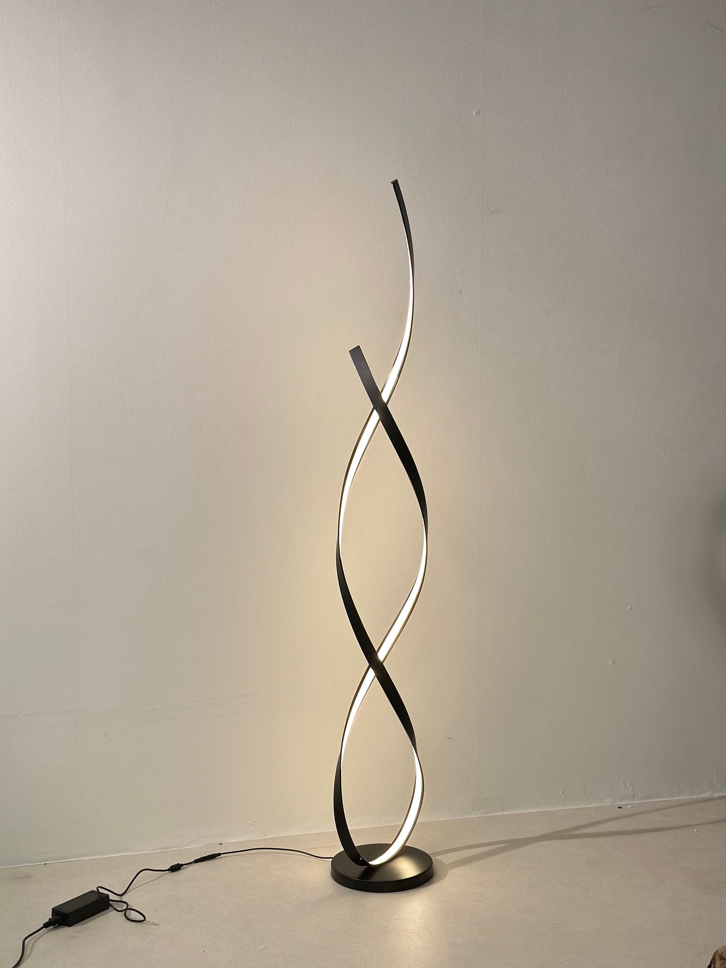 Modern Twist LED Floor Lamp – Artistic Illumination for Contemporary Spaces